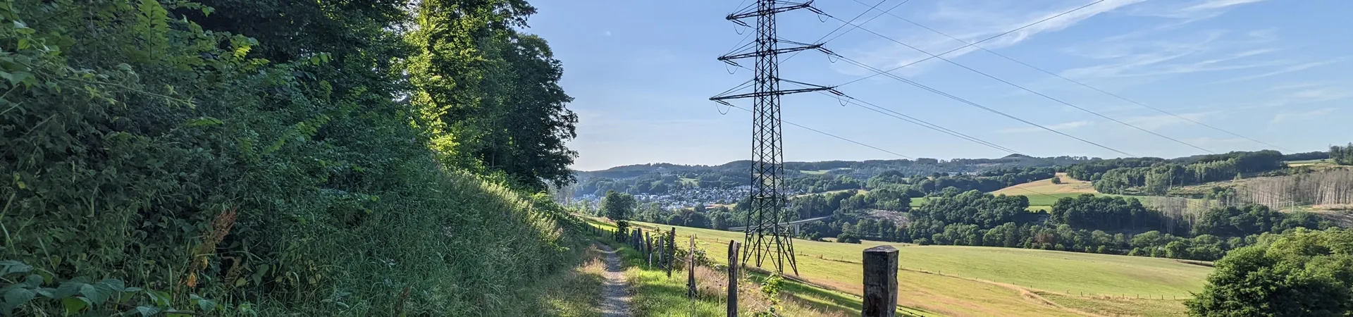Frühling - Sommer: Waldweg mit Blick auf Engelskirchen