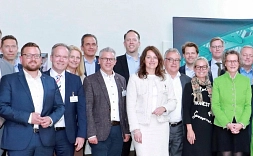 Bürgermeister Lukas Miebach (vorne links) mit Hauptverwaltungsbeamtinnen und -beamten, Abgeordneten und Ministerin Ina Scharrenbach (rechts).