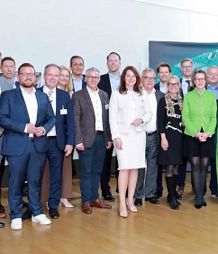 Bürgermeister Lukas Miebach (vorne links) mit Hauptverwaltungsbeamtinnen und -beamten, Abgeordneten und Ministerin Ina Scharrenbach (rechts).&nbsp;&copy;&nbsp;Gemeinde Engelskirchen