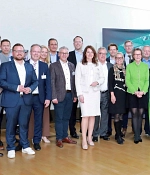 Bürgermeister Lukas Miebach (vorne links) mit Hauptverwaltungsbeamtinnen und -beamten, Abgeordneten und Ministerin Ina Scharrenbach (rechts).