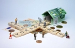 Zu sehen ist ein kleines Haus, gebaut aus 100€ Scheinen. Davor liegen Scrabble Steine die die Worte Alter, Vorsorge sowie Rente bilden. Darunter liegen Münzen sowie weiterer Geldscheine mit unterschiedlichem Wert