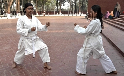 Zwei Mädchen aus Bangladesch betreiben Kampfsport