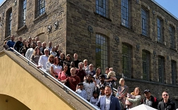 Bürgermeister Lukas Miebach (vorne) mit den Neubürgerinnen und Neubürgern, die innerhalb des vergangenen halben Jahres in die Gemeinde gezogen sind.
