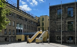 Treppe vor dem Rathaus Engelskirchen im Sonnenschein