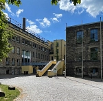 Treppe vor dem Rathaus Engelskirchen im Sonnenschein