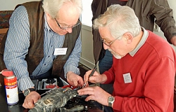 Fleißiges Tüfteln: Die ehrenamtlichen Fachleute Hans Bornwaßer (l.) und Hans Martin Werkshage.