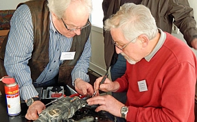 Fleißiges Tüfteln: Die ehrenamtlichen Fachleute Hans Bornwaßer (l.) und Hans Martin Werkshage.