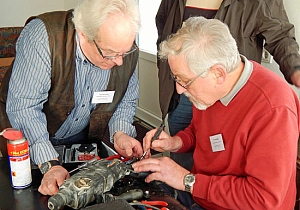 Fleißiges Tüfteln: Die ehrenamtlichen Fachleute Hans Bornwaßer (l.) und Hans Martin Werkshage.
